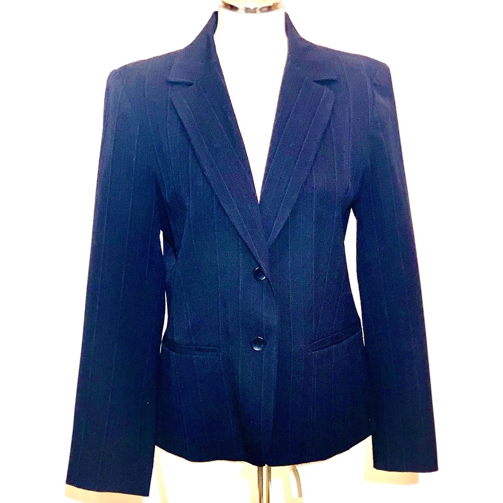 💥EUC💥Beautiful & Classic Navy Blue Pinstripe Blazer AND Trousers - Size 6 - Picture 8 of 16